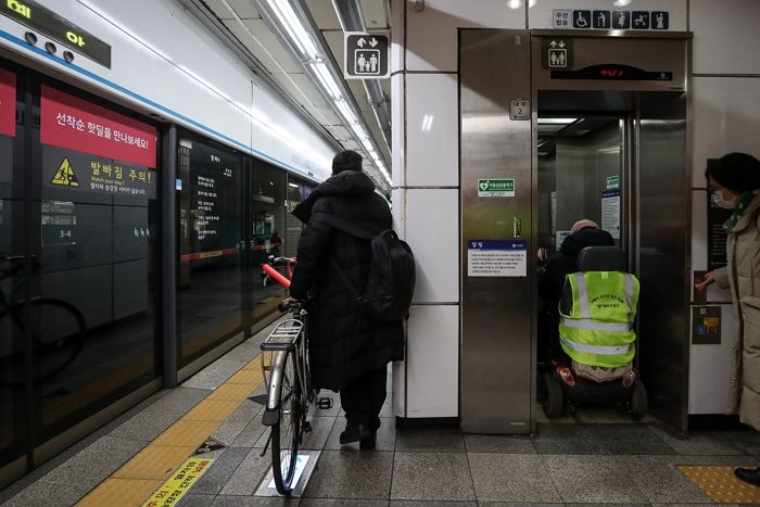 “다른 승객 기다리려고 엘베 ‘열림’ 눌렀는데 ‘버럭’한 할아버지... 제가 잘못했나요?”