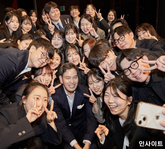 직접 뽑은 신입사원들과 만난 신세계 정용진 회장... ‘셀카’도 함께 찍어