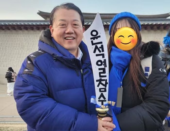‘윤석열 참수’ 모형 칼 들고 시민과 사진 찍은 김병주, 논란 일자 “문구 확인 못 했다”