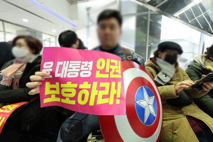 CIA 블랙 요원이라던 ‘캡틴 아메리카’ 尹 지지자... 경찰 “육군 병장으로 제대”