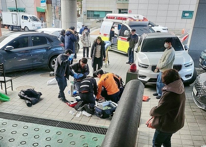 주민센터 계단서 쓰러진 70대 할아버지 ‘심폐소생술’로 구해낸 공무원들