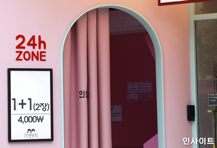 ‘인생네컷’ 찍으며 은근슬쩍 女 동료 몸 만진 20대 男 공무원의 최후