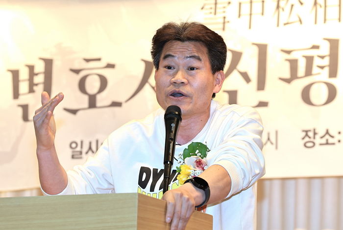 국회 찾은 전한길 “尹 탄핵 인용시 헌재 가루돼... 헌법재판관들은 ‘제 2의 을사오적’ 될 것”