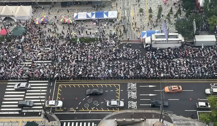 지난 광복절 서울 세종대로 서울광장 일대에서 대규모 집회로 일부차로가 통제되고 있다 / 뉴스1 