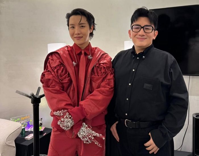 “뱃살 살 쫙 빼고 턱선까지 생겼다”... 제이홉·진과 나란히 선 방시혁 의장 근황
