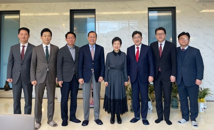 박근혜 전 대통령 “尹 구치소 수감, 마음 무거워... 집권당 대표 지나친 개인행동 자제해야”