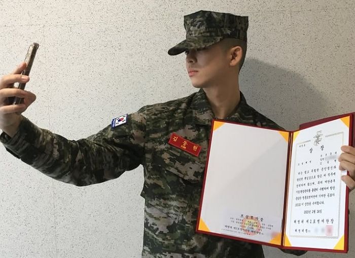 ‘해병대 입대’ 그리, 모범해병 상장 받았다... 군 생활 ‘완벽 적응’ 근황 공개