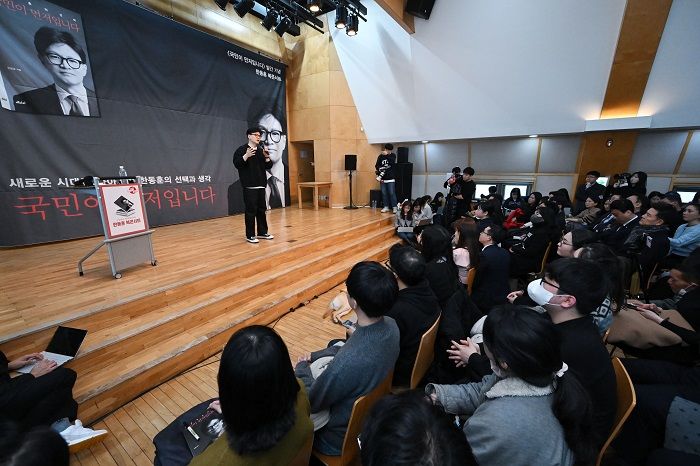 2030에 매력 어필하려는 한동훈... 홍대입구서 북콘서트, 신촌서 ‘닭갈비 먹방’
