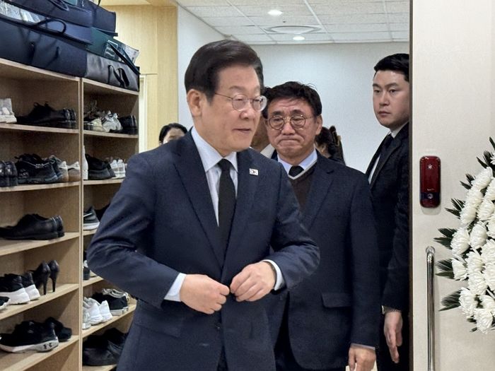 이재명, 화마에 휩쓸려 세상 떠난 인천 초등학생 빈소 조문... “사회안전망 구축하겠다”