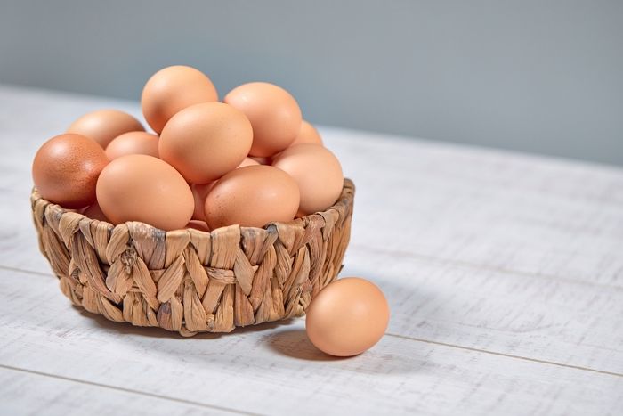 순두부집에 등장한 ‘날달걀 빌런’... 이마로 달걀 깨 놓고 “삶은건 줄, 옷 값 내놔!”