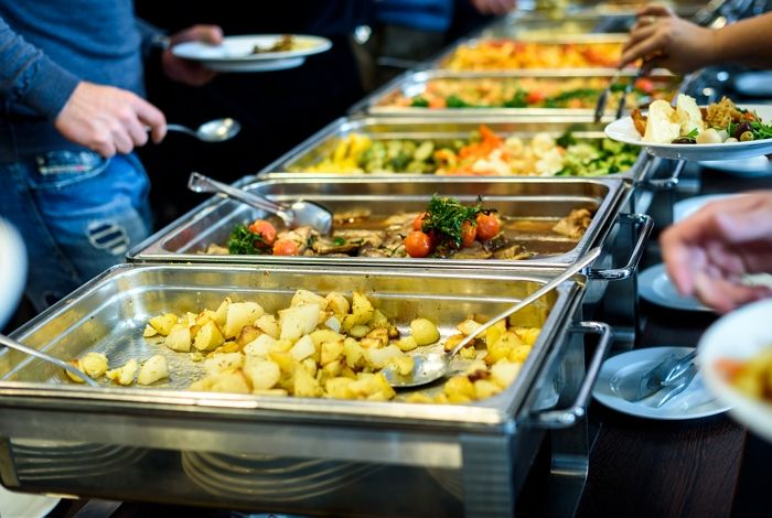 ‘하객’인 척 예식장 방문한 60대 남성... 식사 후 쇼핑백에 소주·음식 챙겼다