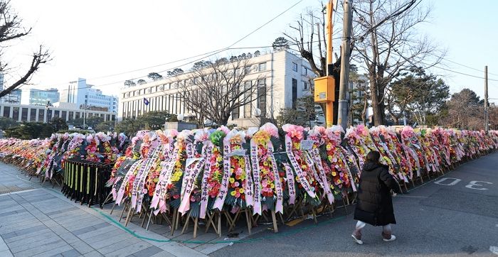 헌재 점령한 尹대통령 ‘응원 화환’ 수백 개... 철거 비용만 500만원 드나