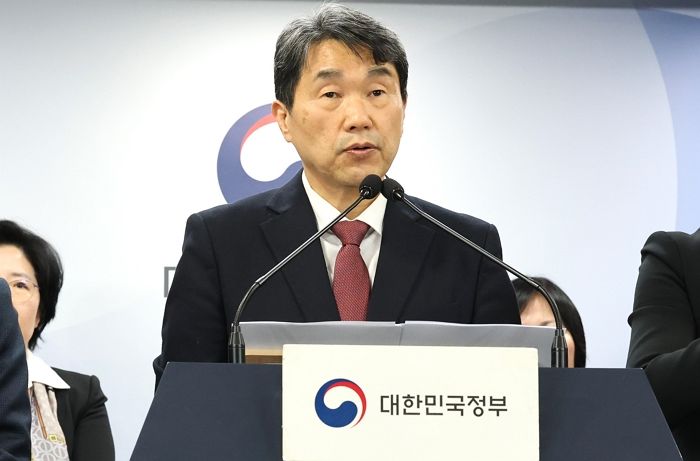 “내년도 의대 정원 안 늘리겠다”... 의정갈등 1년여 만에 백기 든 정부