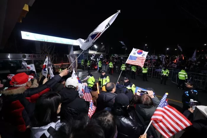 법원이 내란 수괴 혐의로 구속기소된 윤석열 대통령의 구속 취소를 인용한 7일 경기 의왕시 서울구치소 앞에서 윤 대통령 지지자들이 구호를 외치고 있다. 2025.3.7/뉴스1