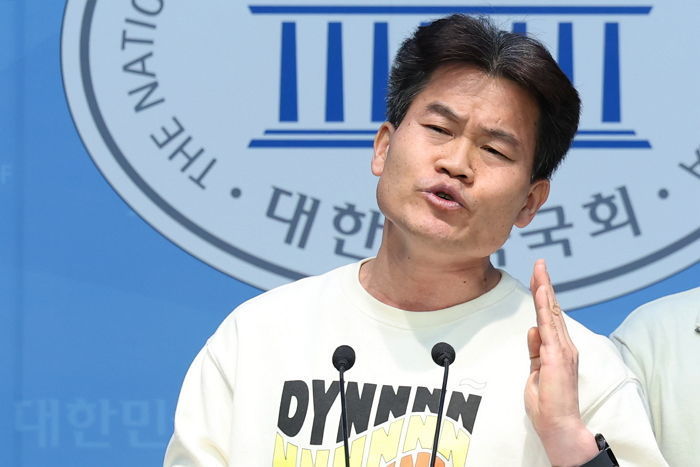 ‘尹 탄핵 반대’ 전한길... “한동훈은 배신자, 이재명과 손잡고 대통령 등에 ‘칼’ 꽂아”