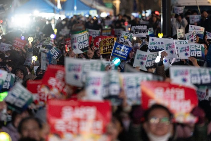 이재명 참석한 ‘尹 파면’ 집회... 신고는 10만 명, 경찰 추산은 5500명 참가