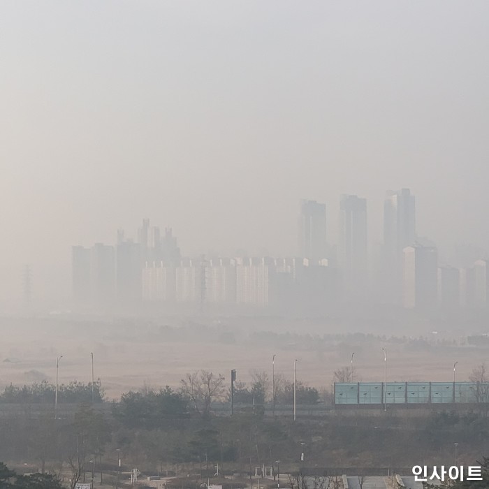 잿빛 미세먼지 폭탄에 이어... 내일은 ‘중국발 황사’까지 온다