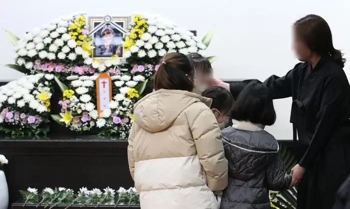 지난 10일 대전 서구 한 초등학교에서 1학년 A양이 교사에 의해 흉기에 찔려 사망하는 사고가 발생했다. 11일 빈소마 마련된 건양대병원 장례식장에 A양의 친구들이 조문을 하고 있다. 2025.2.11/뉴스1