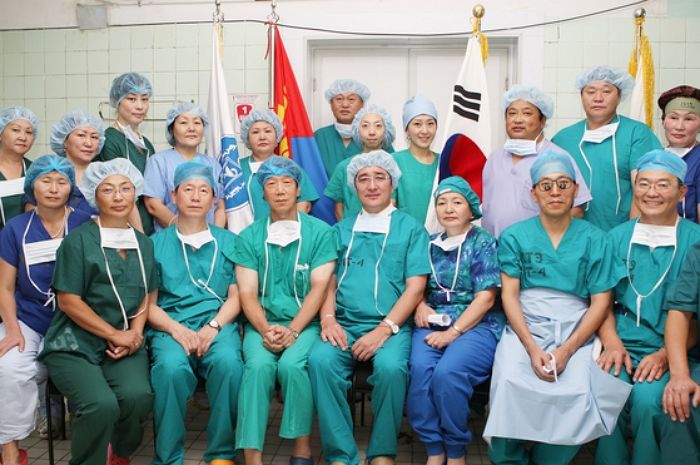 한국 의료진에 ‘간이식 수술’ 전수받은 몽골 의료진들... 몽골 돌아가 300명 살렸다