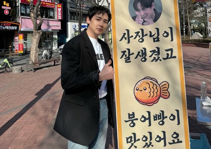 홍대서 붕어빵 장사 중인 2PM 닉쿤... “사장님 잘생겼고 붕어빵 맛있어요, 4개에 1천원”