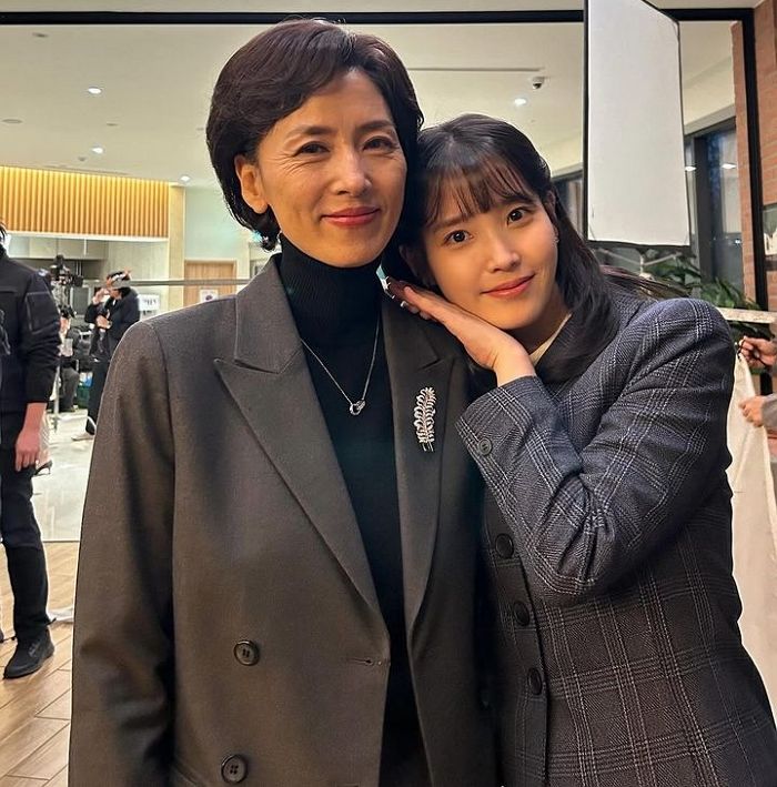 아이유, 故 강명주와 다정한 모습... ‘폭싹 속았수다’ 비하인드 사진 공개했다