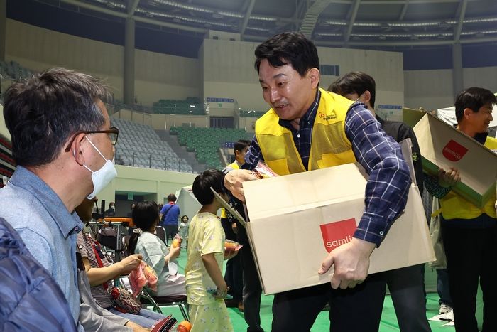 경북 안동 산불 현장서 사흘째  묵묵히 ‘자원봉사’하고 있는 유명 정치인