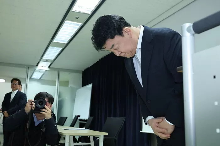 백종원 더본코리아 대표가 28일 서울 서초구의 한 회의공간에서 열린 더본코리아 주주총회에 참석해 취재진을 향해 고개 숙여 인사하고 있다. 2025.3.28/뉴스1