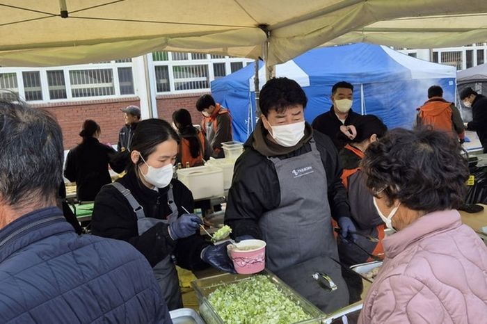 백종원, 주총 끝나자마자 안동 산불 피해 현장 달려가 무료 급식 지원... “그냥 두고 볼 수 없어”