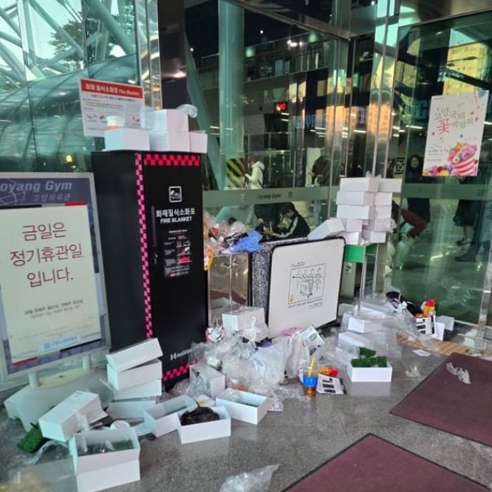 지드래곤 콘서트 현장에 나뒹구는 쓰레기들... 관람객 ‘비매너’ 논란