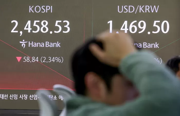 3일 오전 서울 중구 하나은행 본점 딜링룸 전광판에 증시 시황이 표시되고 있다. /뉴스1