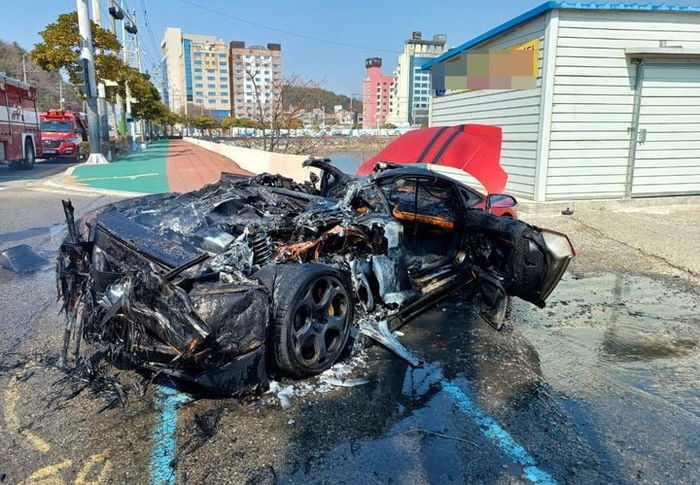 “사는데 30년, 타는데 2분”... 차량 화재로 3억대 람보르기니 폐차한 차주 사연