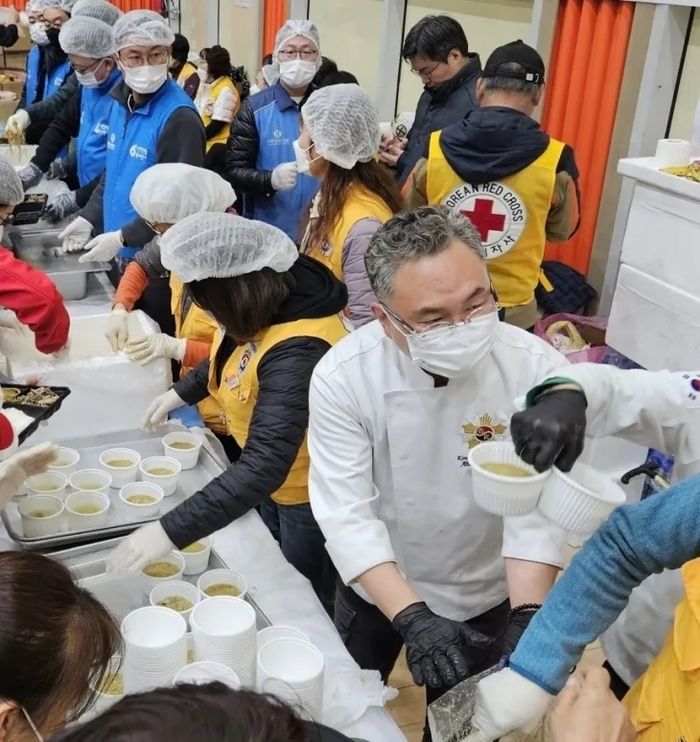 “이재민 숙식 문제, 국민적 관심을”... 전복죽 800인분 들고 다시 안동 찾은 안유성 명장