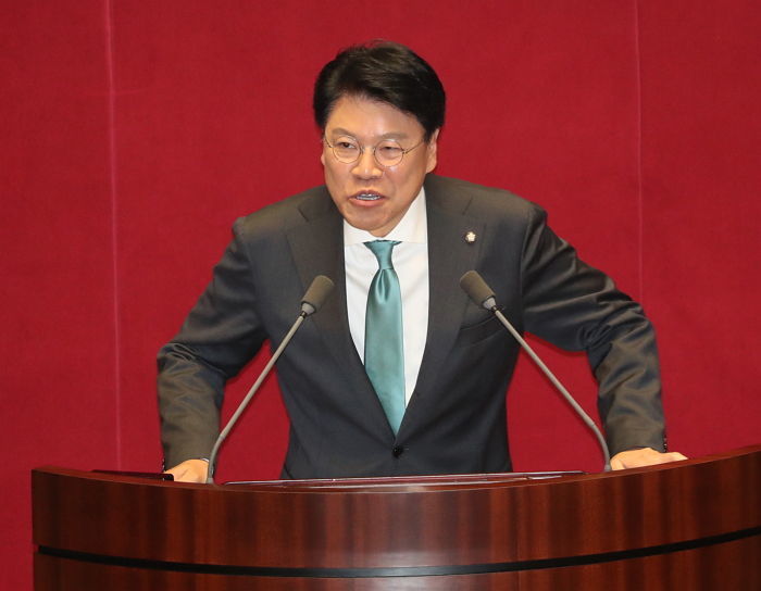 ‘비서 성폭행 혐의’ 장제원 고소인 측, 동영상 증거 제출... “추행 시도하는 상황 담겼다”