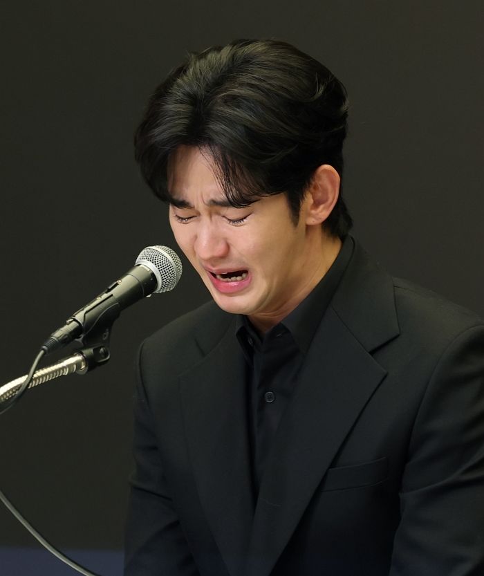 김수현, 눈물의 기자회견 “스스로를 겁쟁이라고 생각해” [전문]