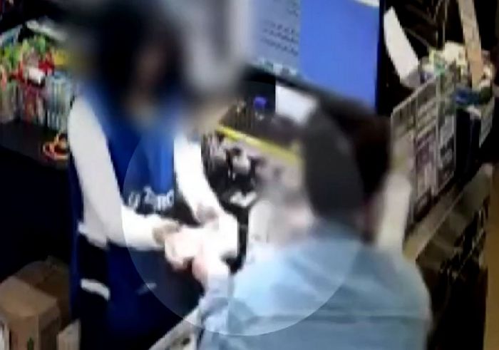 “나 건물주야”... PC방 알바생 속여 포스기에 있던 돈 싹 다 빼간 중년 남성 (영상)
