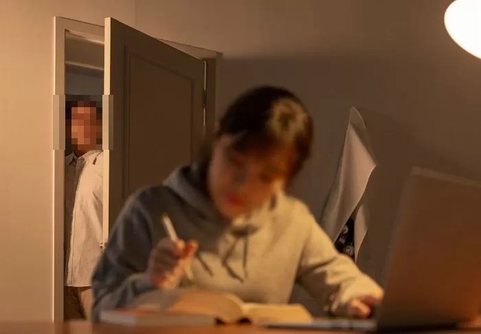 “수년째 ‘인플루언서’ 연인 감정 쓰레기통 역할 하는 친구, 헤어지라고 해야 할까요?”