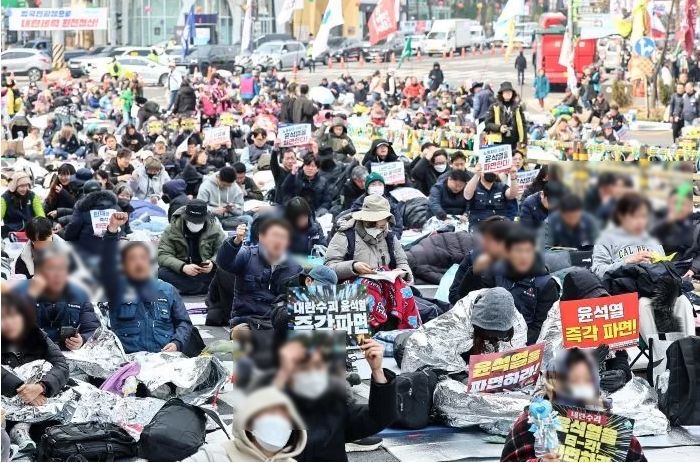 윤석열 탄핵심판 D-2... ‘철야 집회’ 이어가는 안국역 상황