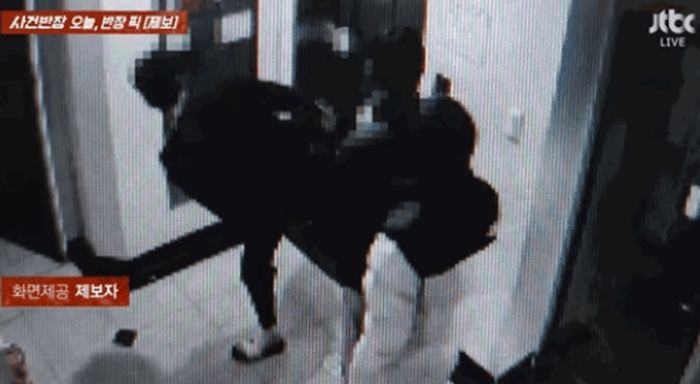 아파트 엘베 ‘발로 차’ 고장낸 10대들, 인증샷 찍고 도망쳐... “수리비 120만원” (영상)