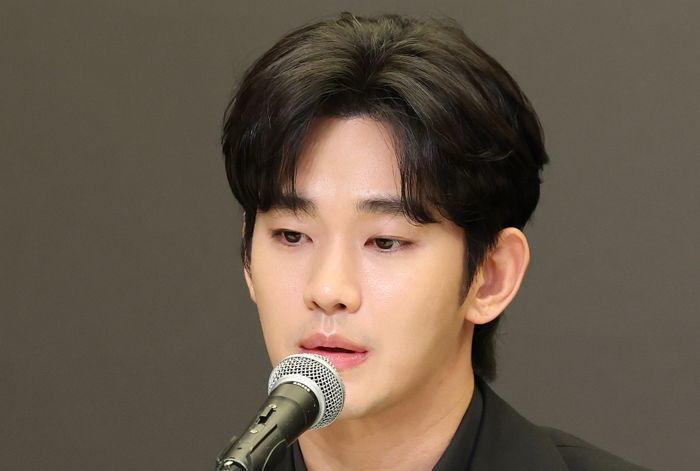 김수현 측 “‘닭볶음탕’은 가족과 함께”... ‘스토킹 혐의’ 가세연 추가 고소