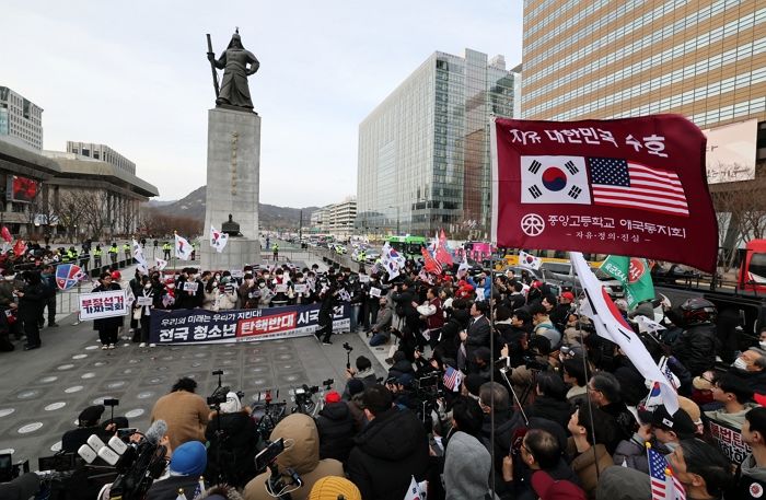 ‘尹 파면 반대’ 40대 남성, 광화문광장서 자해 소동