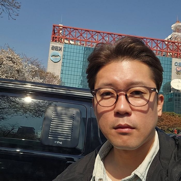 MBC 퇴사 후 프리랜서 선언한 김대호... KBS 앞에서 당당하게 ‘셀카’ 찍었다
