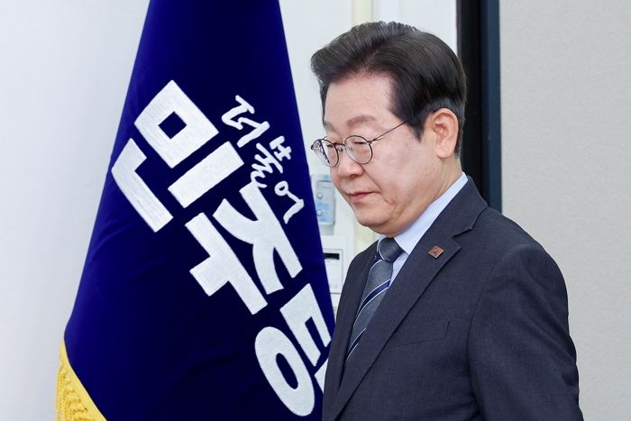 ‘反 이재명’ 주자들 모두 개헌 주장하자... 지지율 1위 이재명, 입 열었다