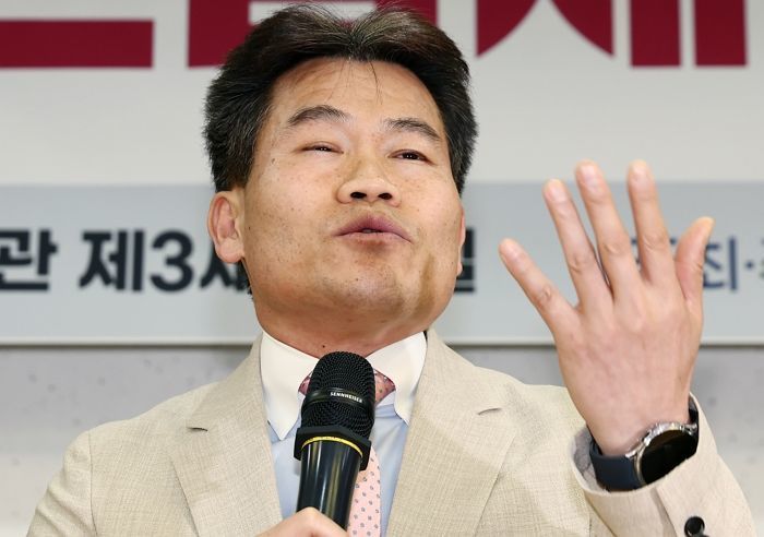‘후원금’ 모아달라더니... 전한길, 카페에 “정치 글 자제하라” 공지