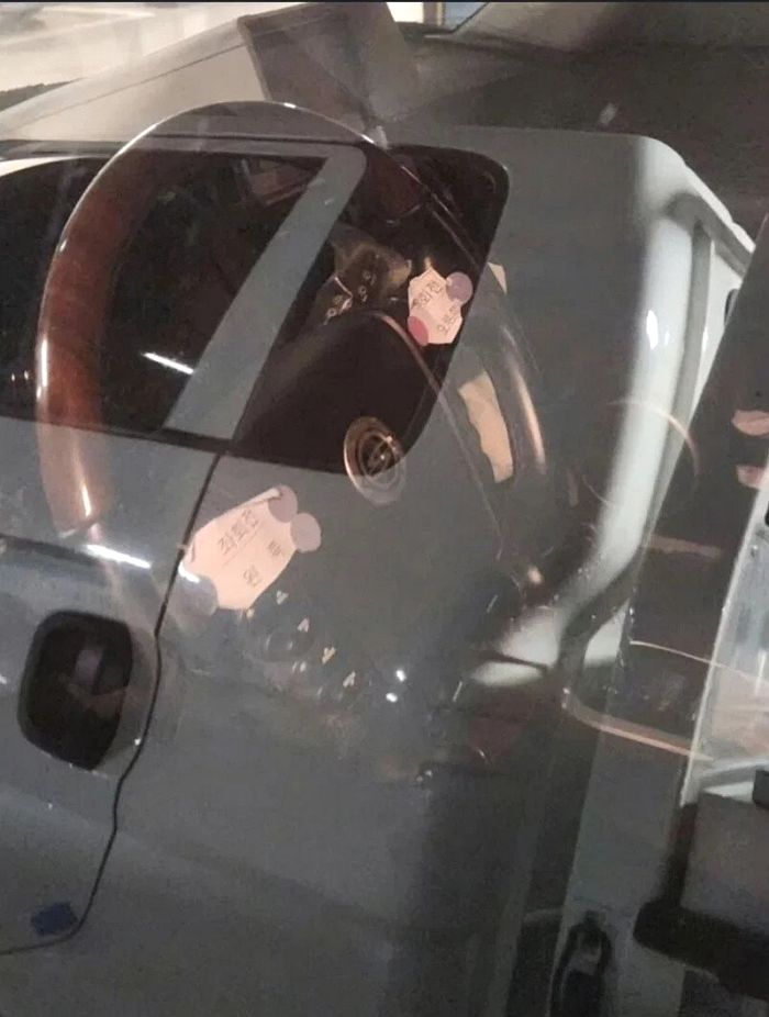 차량 핸들에 부착된 ‘좌회전·우회전’ 스티커... “면허는 어떻게 땄냐” 비난 봇물