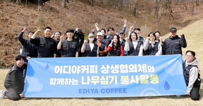 식목일엔 커피향 대신 흙냄새 가득... 이디야의 특별한 하루