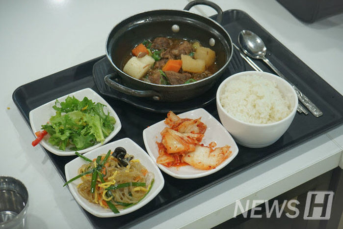 4500원 한양대 학식에 등장한 ‘투쁠 한우 갈비찜’... 1600인분 기부한 남자의 정체