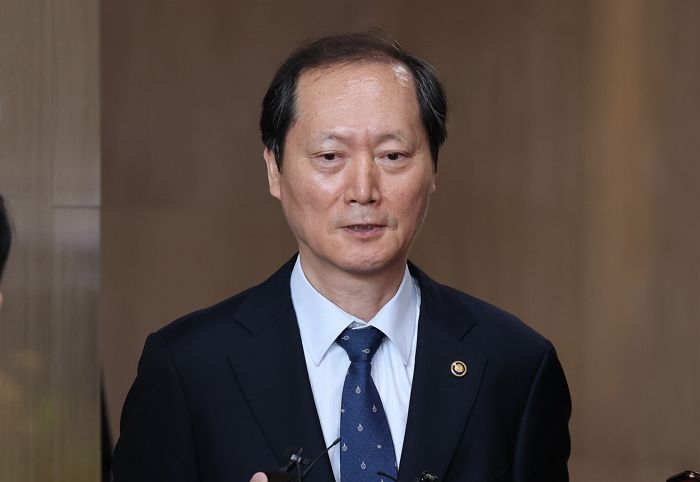 헌재 재판관 지명된 이완규... ‘파면’된 尹 40년 지기·법무 브레인