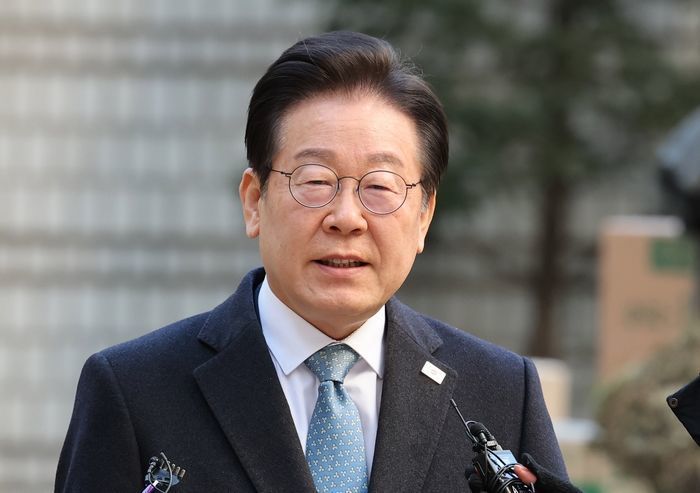 ‘대선 지지율 1위’ 이재명, 4년 중임제 담은 ‘개헌 공약’ 내놓는다