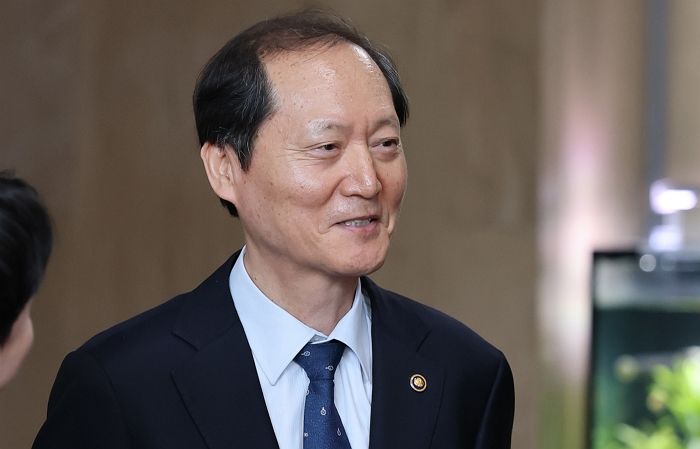 헌재 재판관 지명된 ‘尹 40년 지기’ 이완규 법제처장... “피의자로 경찰 소환 조사받아”