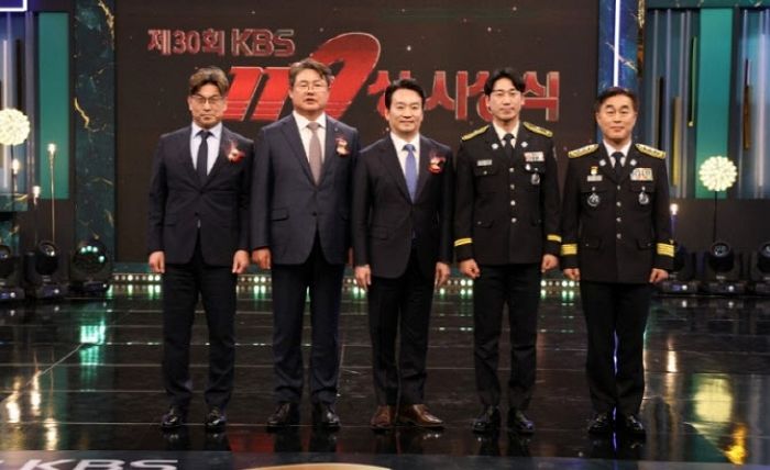 11m 높이서 추락하는 운전자 45분간 붙잡은 ‘슈퍼맨’... 드디어 ‘이 상’ 받았다